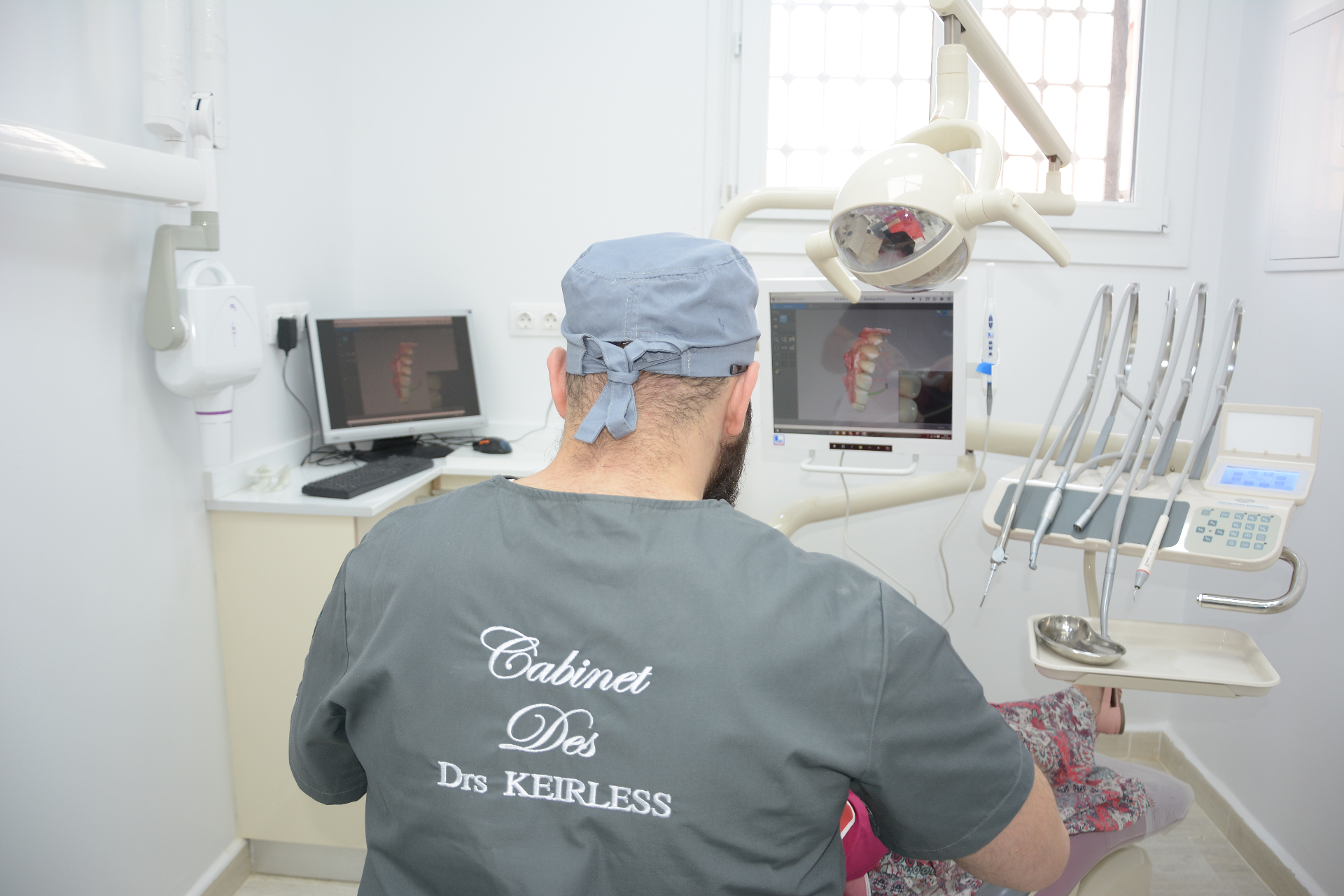 Praticien au travail avec scanner 3D